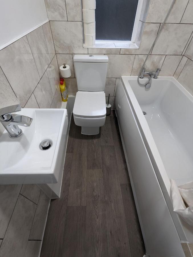 Fantastic 3-Bedroom House In London Morden (Greater London) Exterior foto